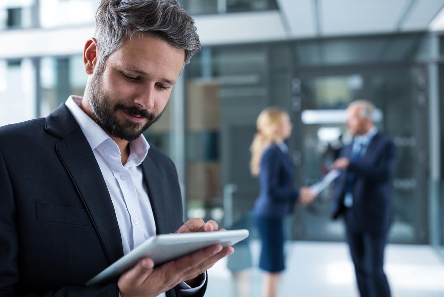 hombre de traje mirando tablet